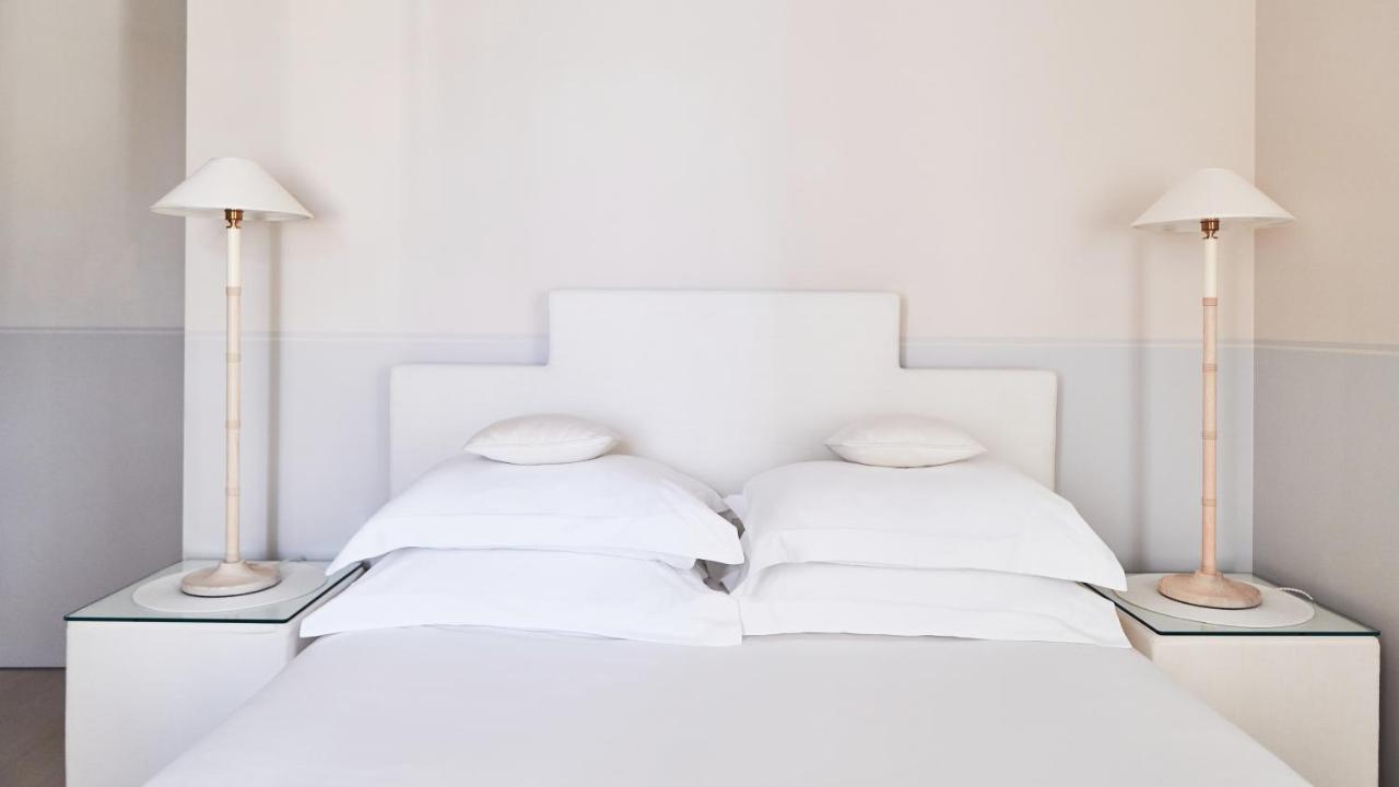 乔治先生水疗酒店-香榭丽舍大道 巴黎 外观 照片 A bed with two pillows