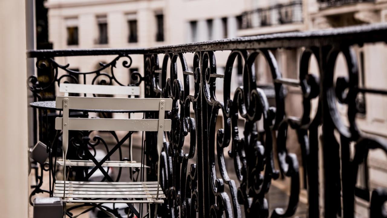 乔治先生水疗酒店-香榭丽舍大道 巴黎 外观 照片 Ironwork on the balcony of a house in Paris