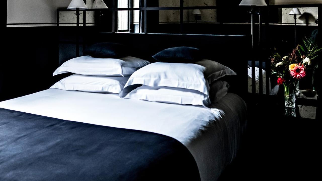 乔治先生水疗酒店-香榭丽舍大道 巴黎 外观 照片 A bed with a duvet