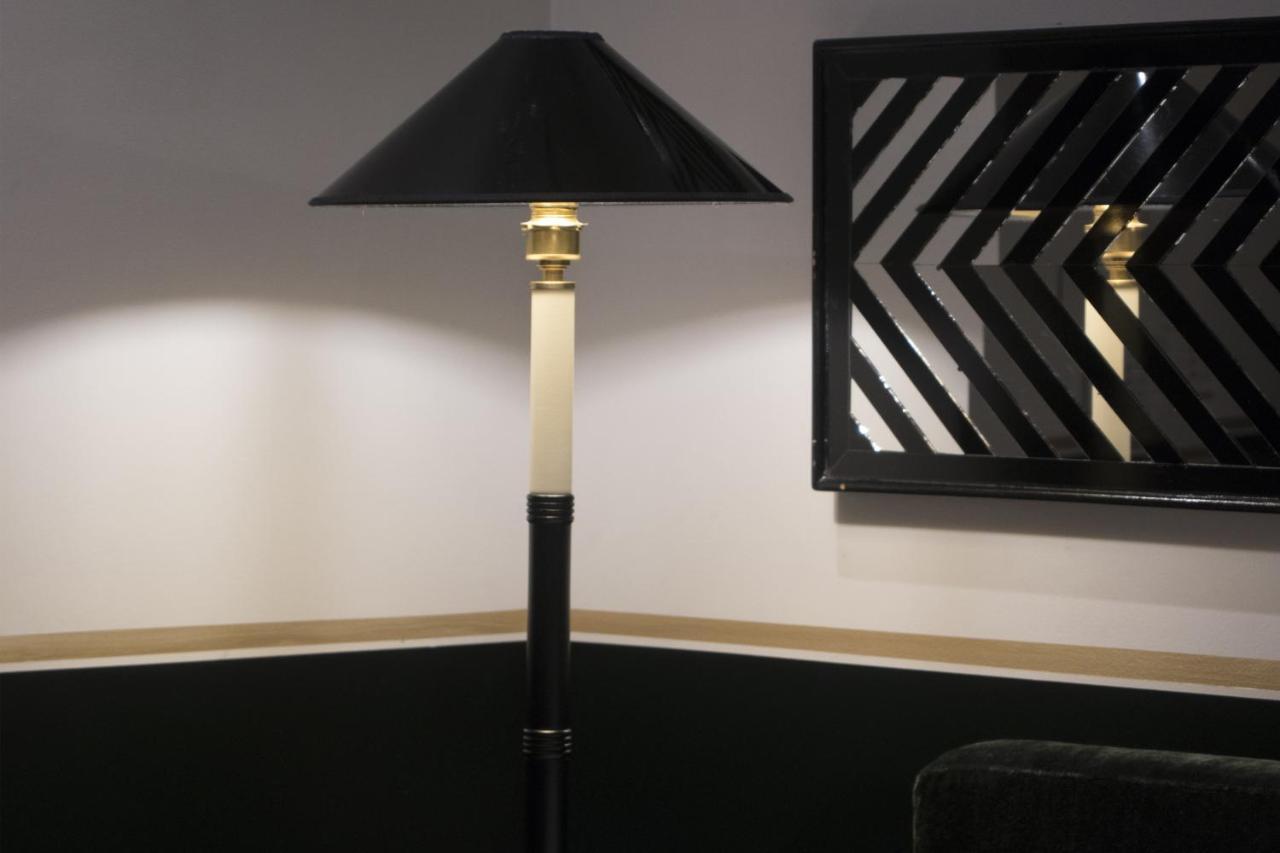 乔治先生水疗酒店-香榭丽舍大道 巴黎 外观 照片 Floor lamp